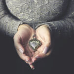 Heart,Necklace,In,Woman,Hands